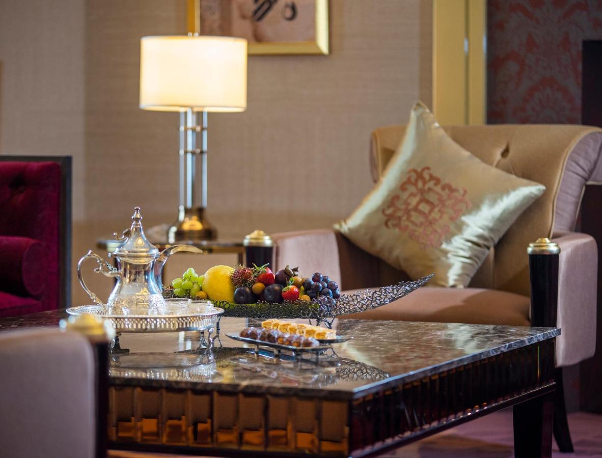 Ezdan Palace Hotel Ντόχα Εξωτερικό φωτογραφία A living room in a suite at the Ritz-Carlton, Dubai