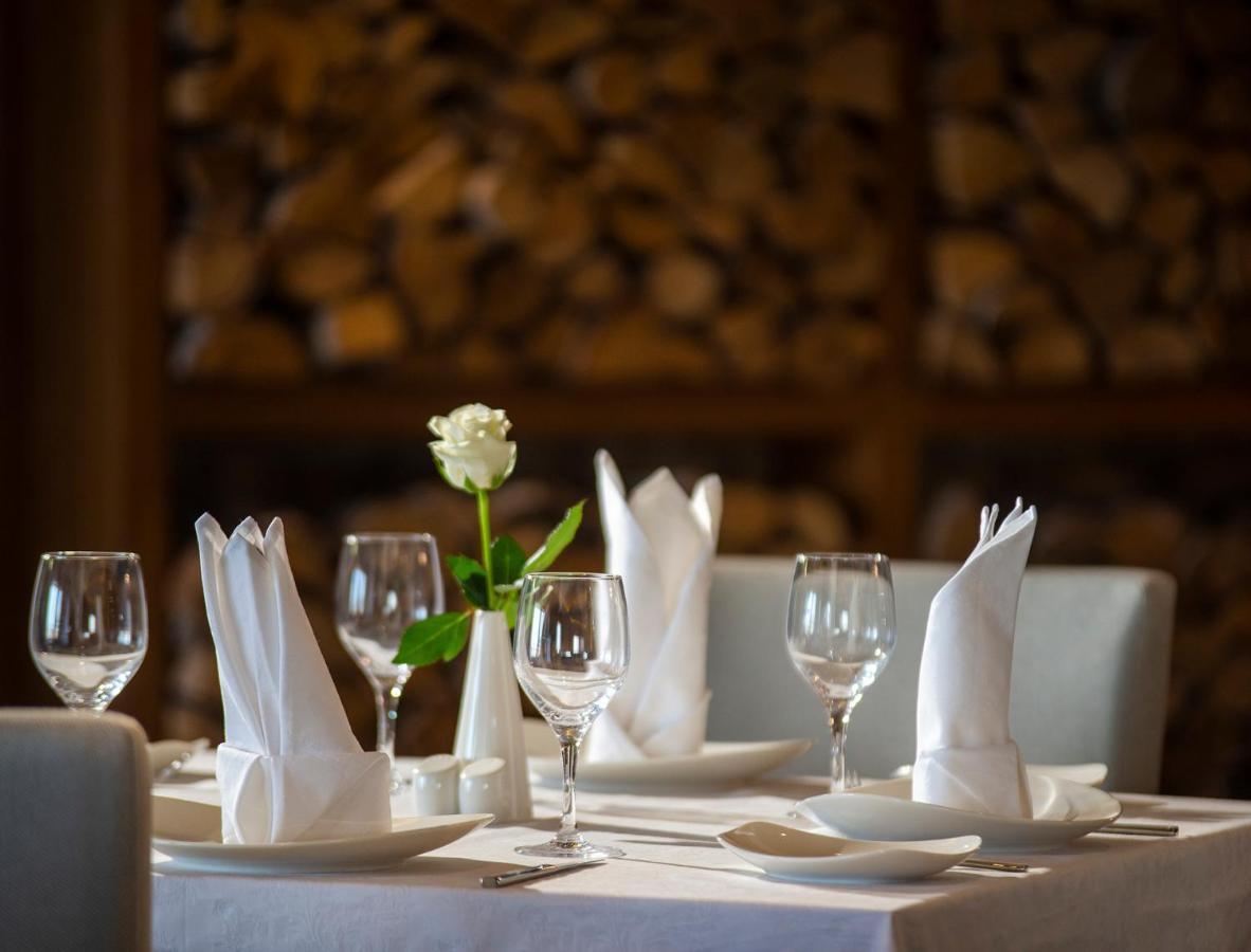 Ezdan Palace Hotel Ντόχα Εξωτερικό φωτογραφία A table set for fine dining