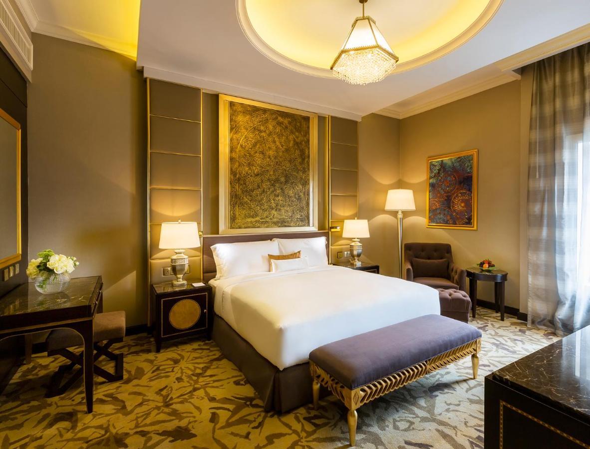 Ezdan Palace Hotel Ντόχα Εξωτερικό φωτογραφία A bedroom at the hotel