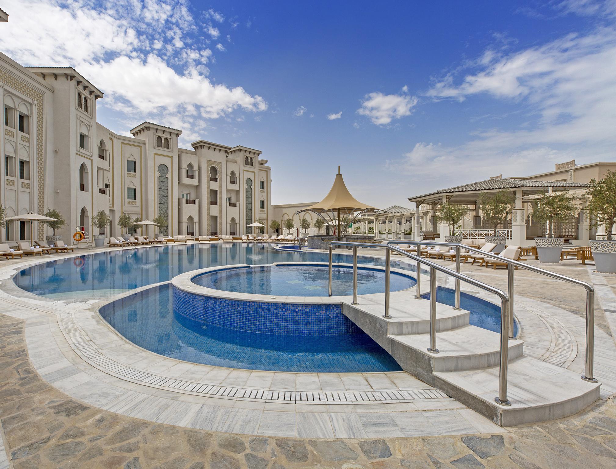 Ezdan Palace Hotel Ντόχα Εξωτερικό φωτογραφία The swimming pool at the hotel