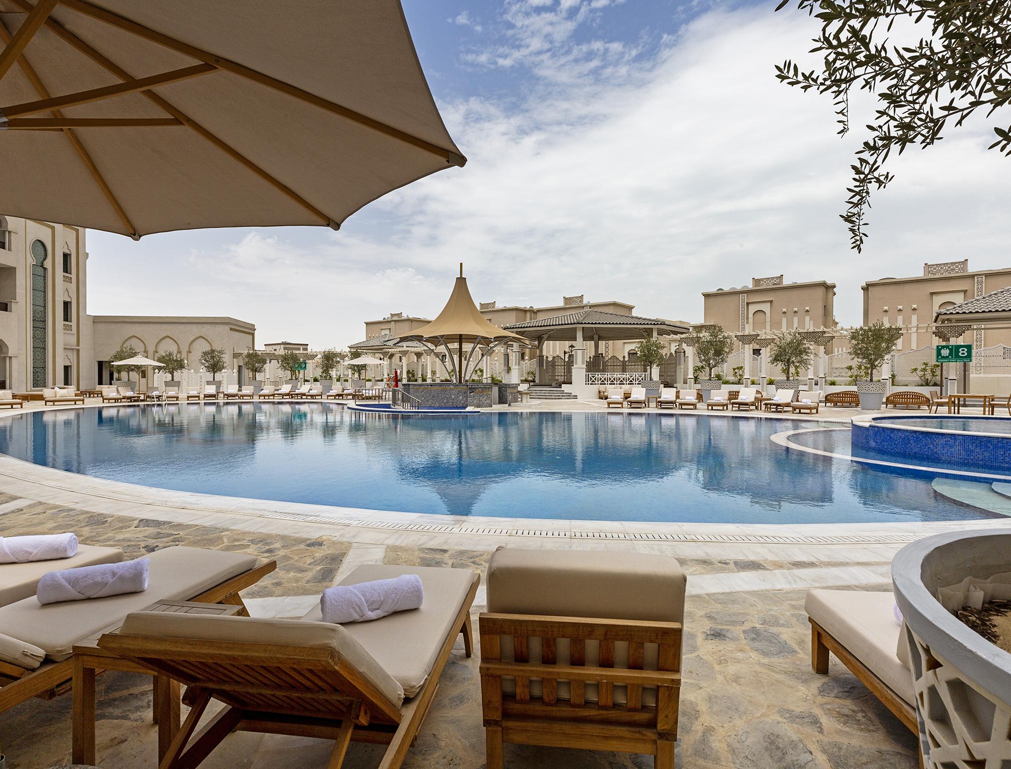 Ezdan Palace Hotel Ντόχα Εξωτερικό φωτογραφία The pool at the Ritz-Carlton, Bahrain