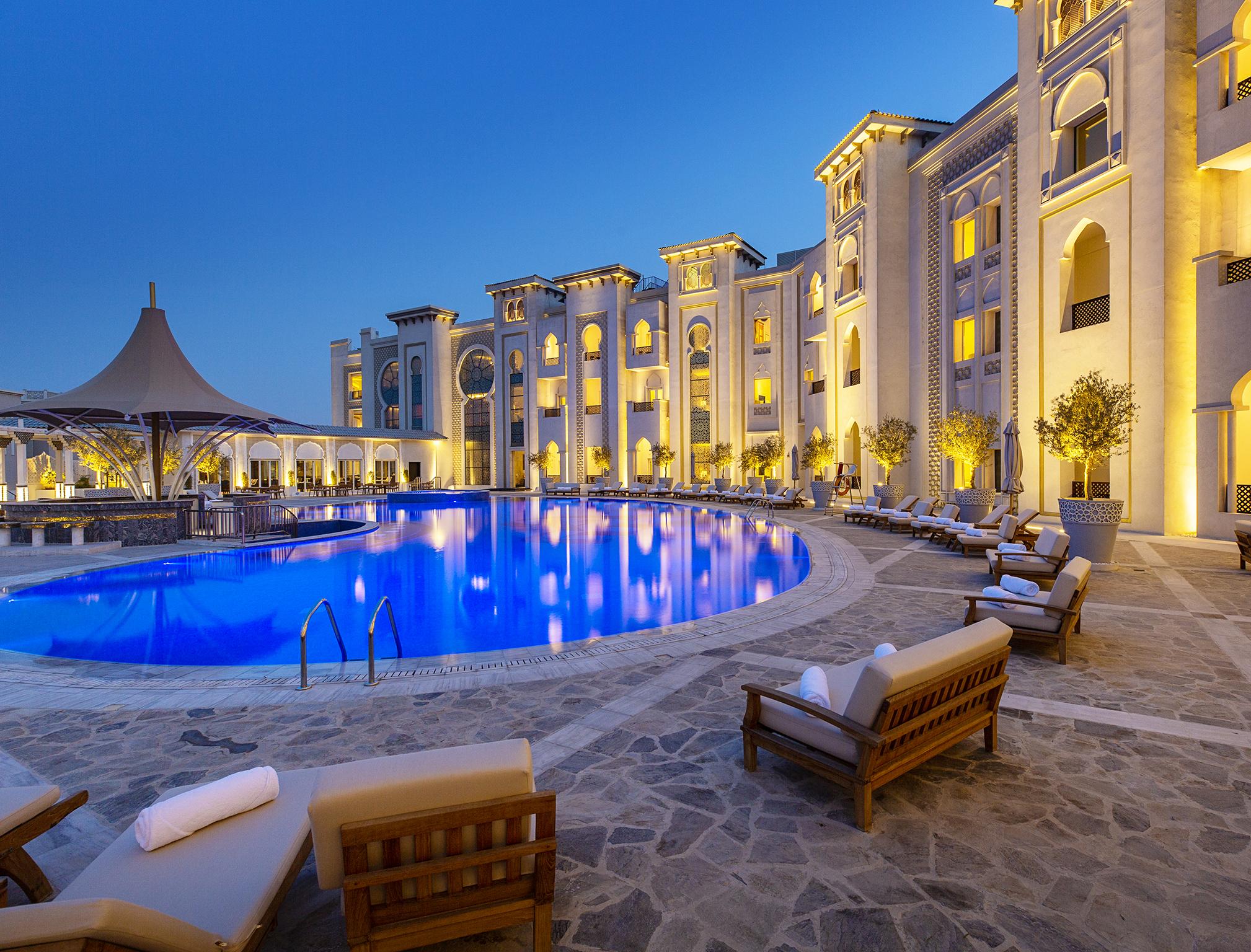 Ezdan Palace Hotel Ντόχα Εξωτερικό φωτογραφία The pool at the hotel