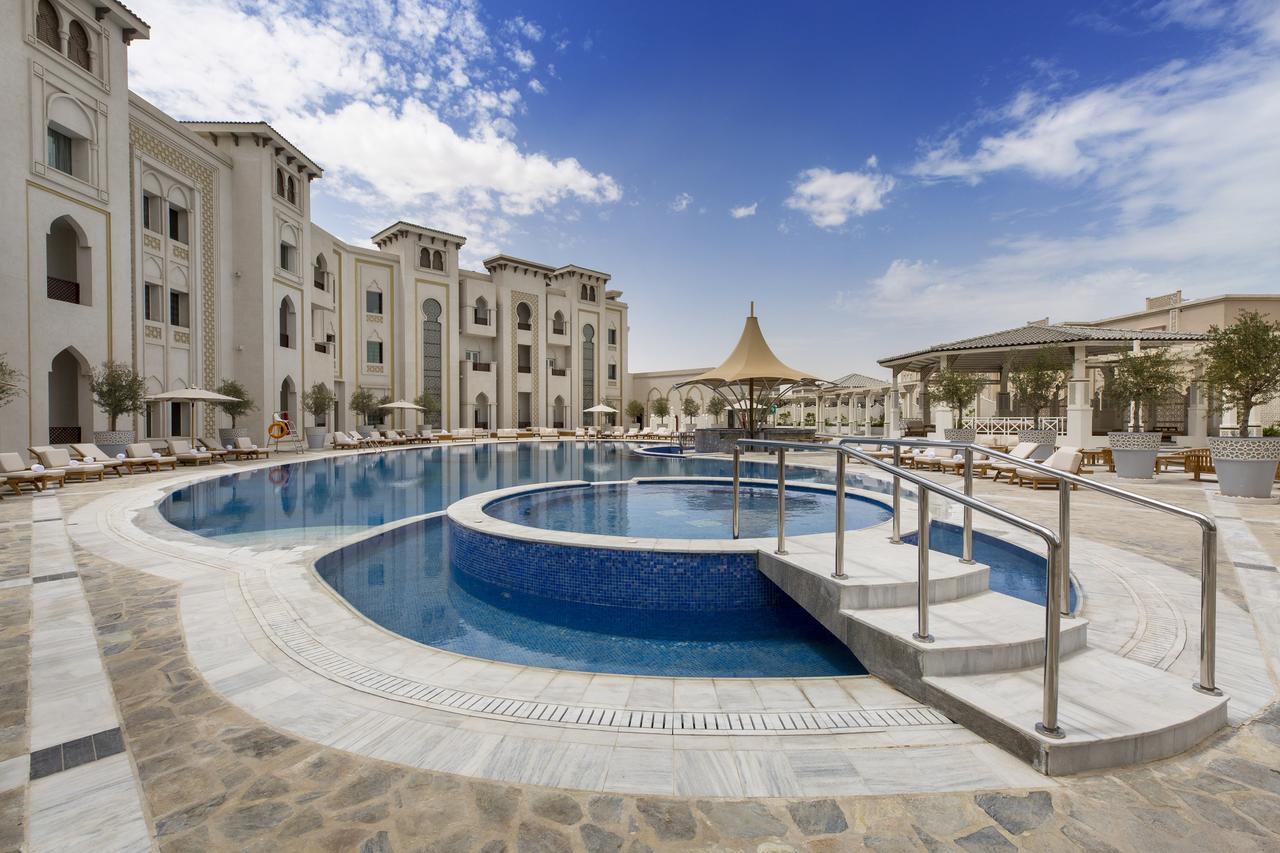 Ezdan Palace Hotel Ντόχα Εξωτερικό φωτογραφία The swimming pool at the hotel