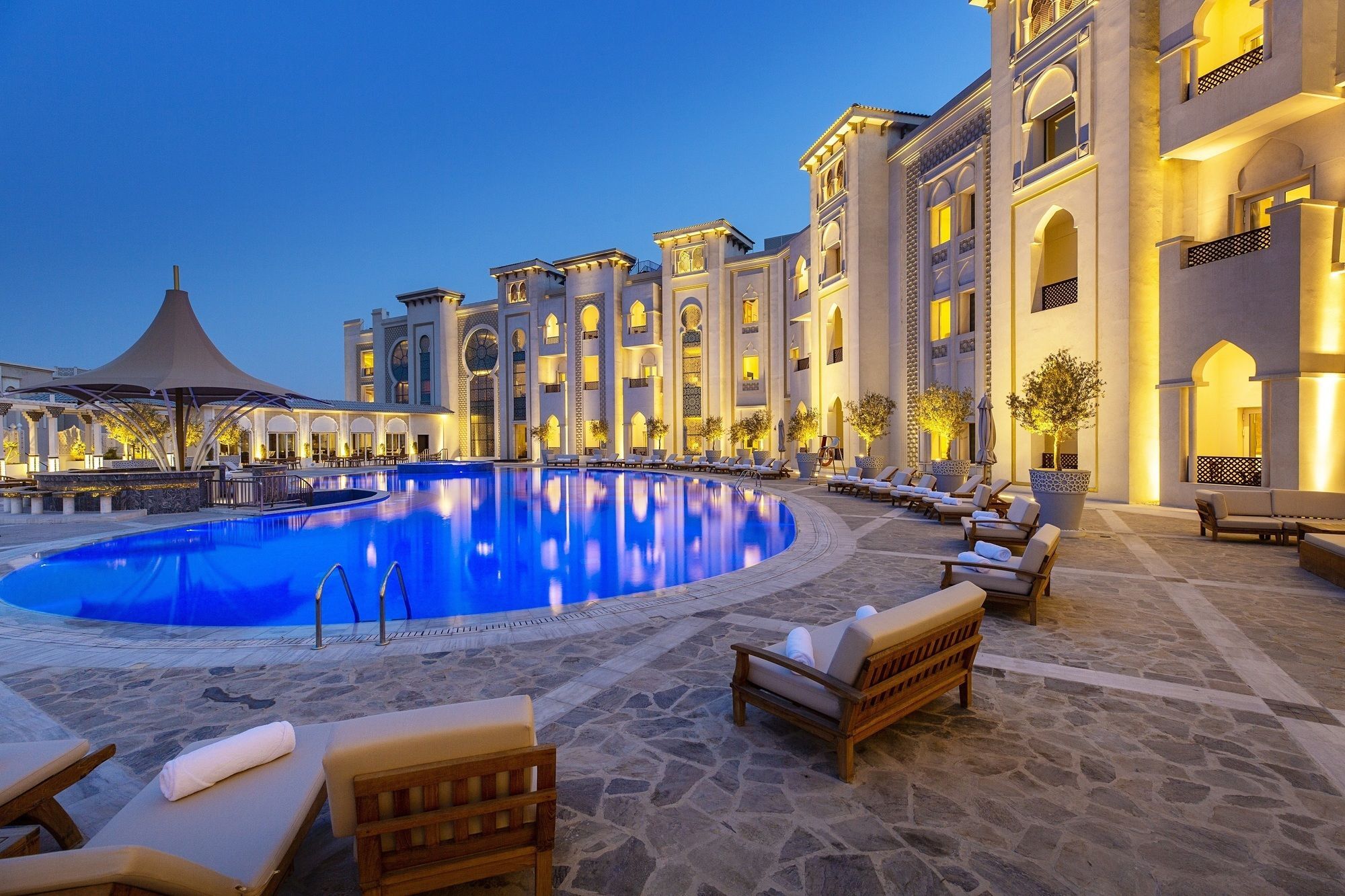 Ezdan Palace Hotel Ντόχα Εξωτερικό φωτογραφία The pool at the hotel